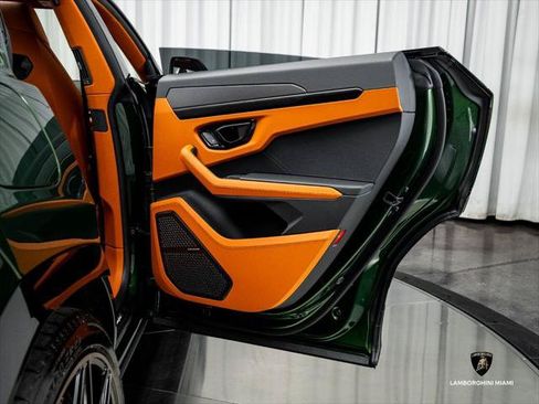 Used 2025 Lamborghini Urus SE AWD/4WD image 50