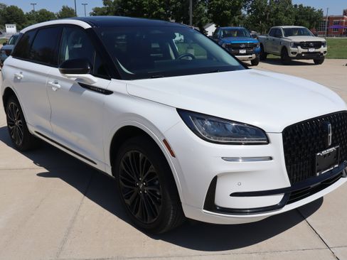 Used 2024 Lincoln Corsair AWD w/ Equipment Group 101A image 3
