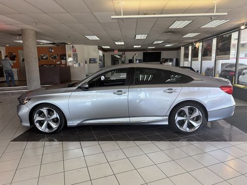 Used 2018 Honda Accord Touring image 2