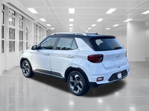 Used 2023 Hyundai Venue Limited image 7