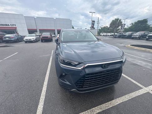 Used 2024 Toyota Grand Highlander FWD image 11