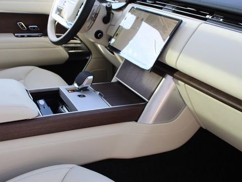New 2025 Land Rover Range Rover SE image 24