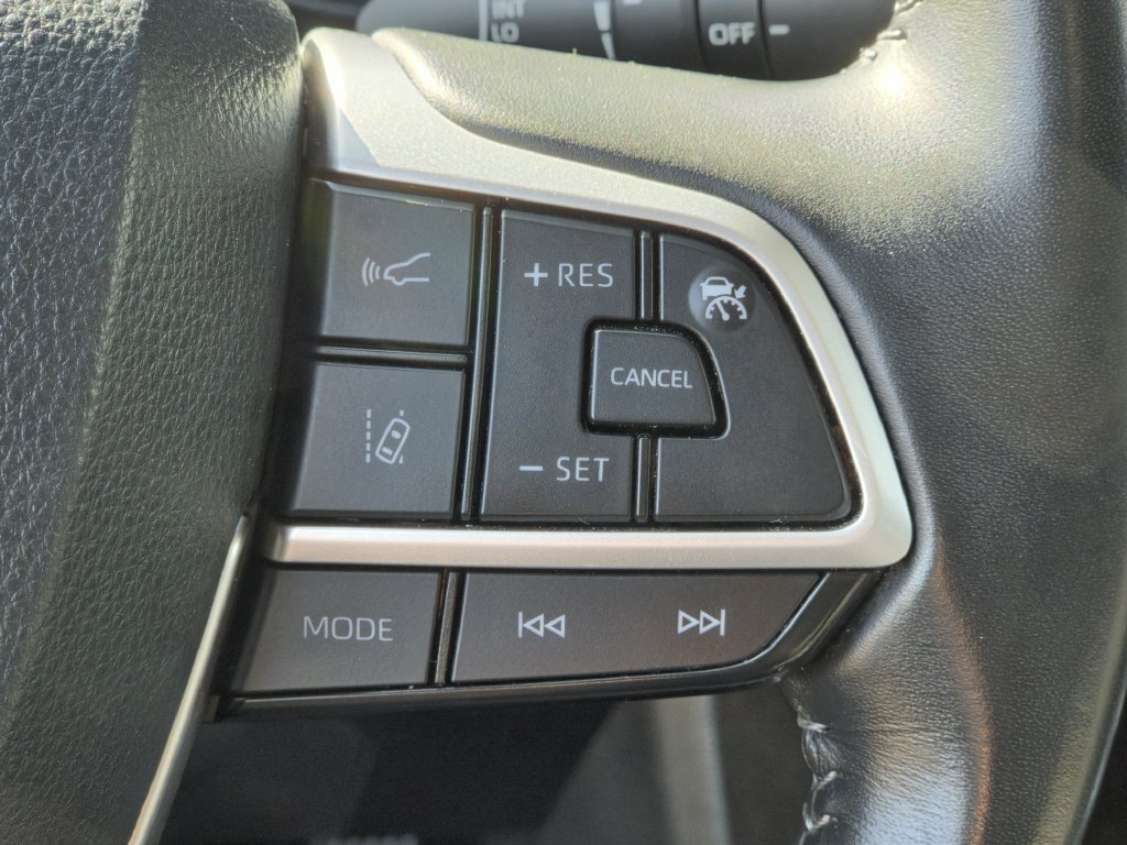 Used 2025 Toyota Highlander LE FWD image 23
