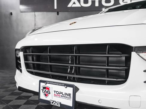 Used 2015 Porsche Cayenne Turbo image 4