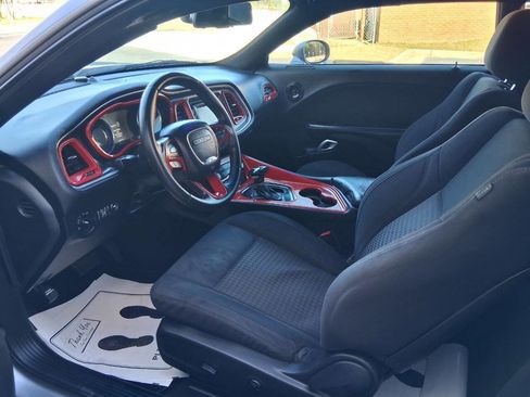 Used 2016 Dodge Challenger SXT image 10