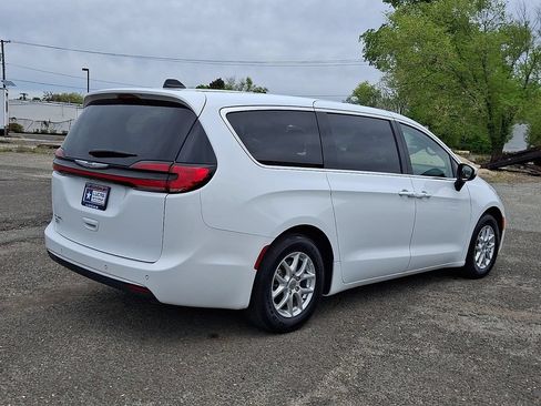 Used 2023 Chrysler Pacifica Touring-L FWD image 12