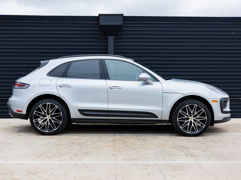 Certified 2025 Porsche Macan image 8