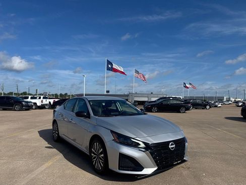 Certified 2025 Nissan Altima 2.5 SV FWD image 1