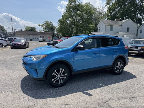 Used 2018 Toyota RAV4 LE AWD/4WD image 24