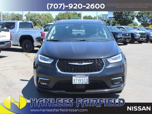 Used 2023 Chrysler Pacifica Touring-L FWD image 4