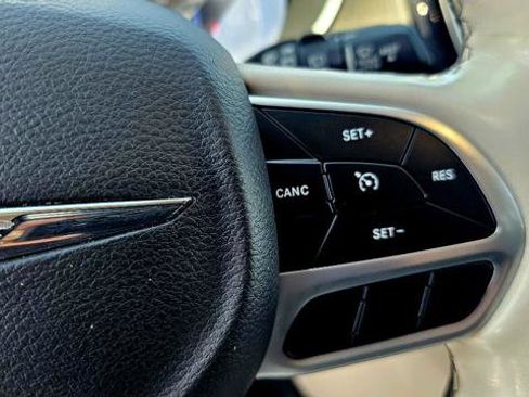 Used 2019 Chrysler Pacifica Limited FWD image 12