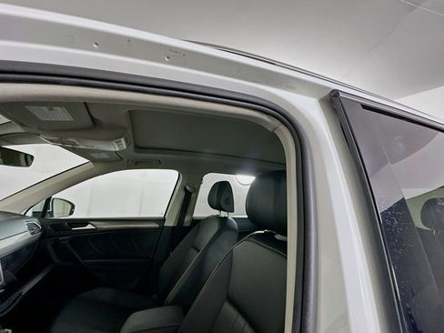 Used 2024 Volkswagen Tiguan SE image 25