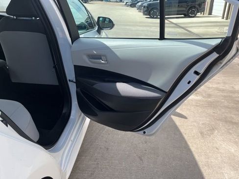 Used 2022 Toyota Corolla LE FWD image 16