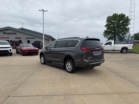 Used 2022 Chrysler Pacifica Touring-L FWD image 5