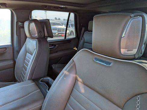 Used 2025 GMC Yukon Denali Ultimate AWD/4WD image 10