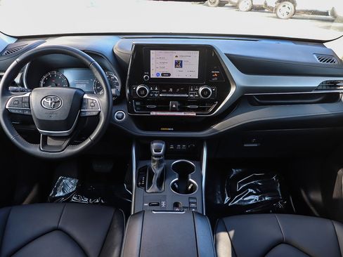 Certified 2025 Toyota Highlander XLE image 13