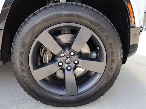 Certified 2023 Land Rover Defender 110 X-Dynamic SE image 31