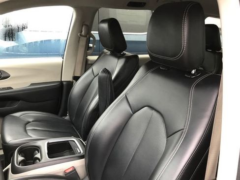 Used 2024 Chrysler Pacifica Select image 4