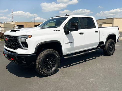 Used 2024 Chevrolet Silverado 2500 ZR2 w/ Technology Package image 15