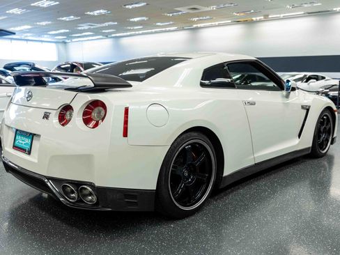 Used 2014 Nissan GT-R Black Edition AWD/4WD image 5