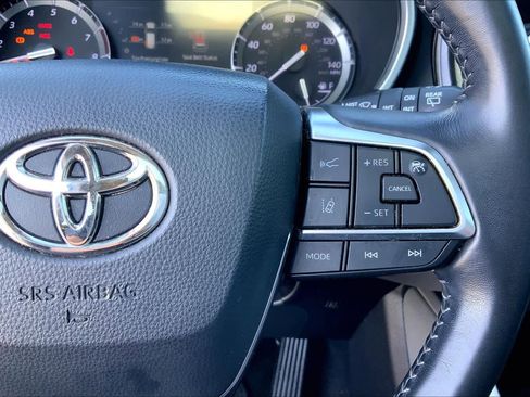 Used 2020 Toyota Highlander XLE image 25