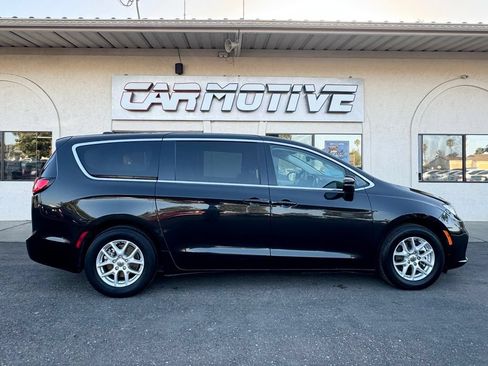 Used 2023 Chrysler Pacifica Touring-L FWD image 3