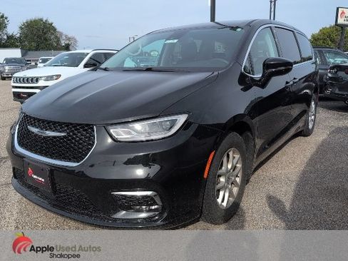 Used 2024 Chrysler Pacifica Touring-L FWD image 2