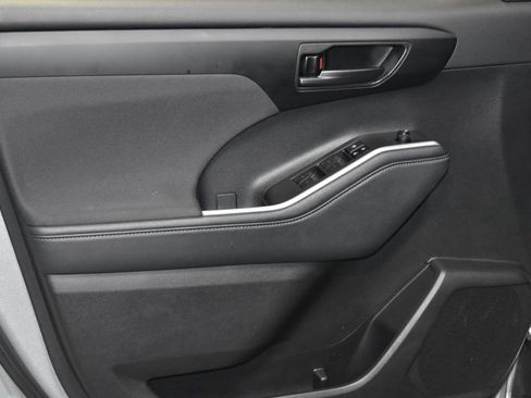 Used 2024 Toyota Highlander AWD image 4