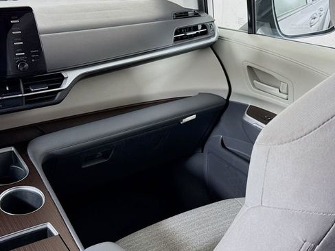 Used 2022 Toyota Sienna LE image 22