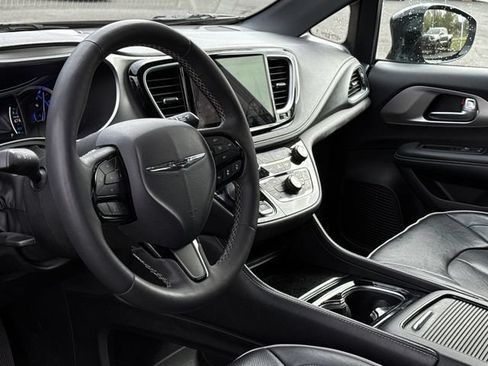Used 2024 Chrysler Pacifica Premium FWD image 13