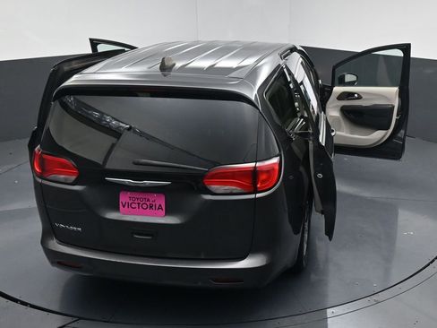 Used 2022 Chrysler Voyager LX image 24