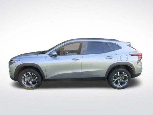 Used 2025 Chevrolet Trax LT w/ LT Convenience Package FWD image 3