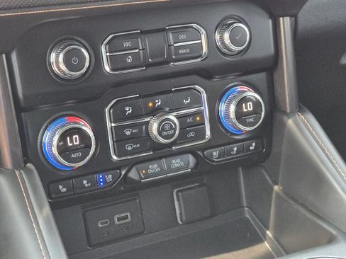 Used 2022 GMC Yukon AT4 AWD/4WD image 32
