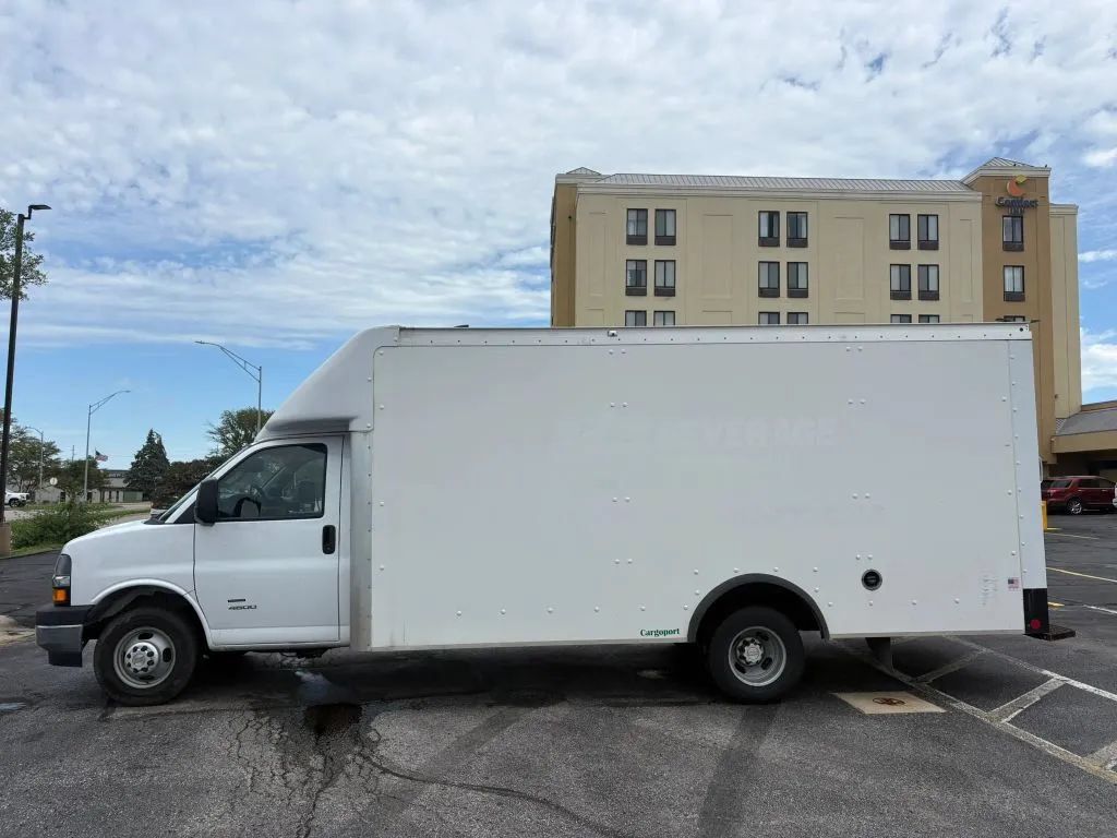 Used 2022 Chevrolet Express 4500 w/ Power Convenience Package RWD image 2
