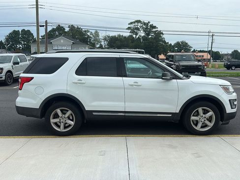 Used 2017 Ford Explorer XLT AWD/4WD image 4