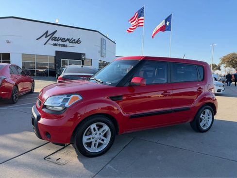 Used 2011 Kia Soul + image 1