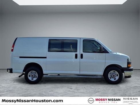 Used 2018 GMC Savana 2500 w/ Driver Convenience Package image 8