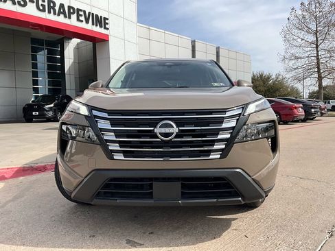 Used 2025 Nissan Rogue SV image 3