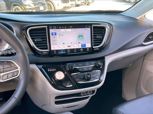 Used 2024 Chrysler Pacifica Touring-L image 18