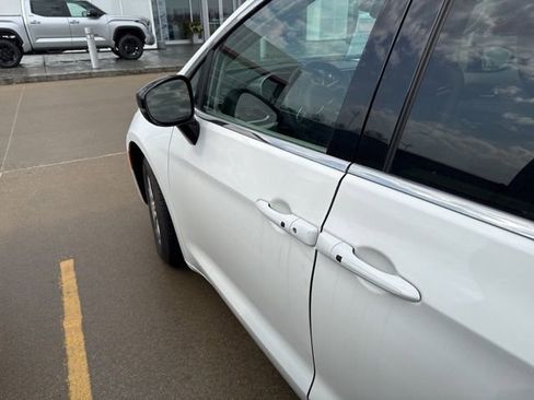 Used 2024 Chrysler Pacifica Touring-L image 34