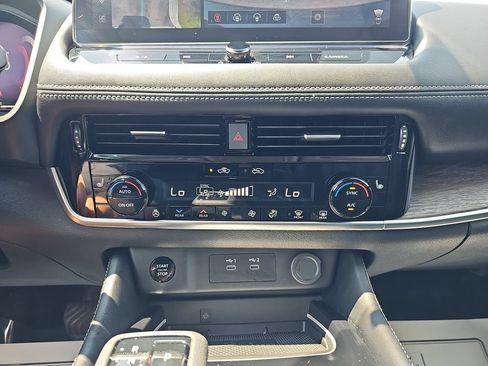 Used 2024 Nissan Rogue Platinum w/ Platinum Premium Package FWD image 24