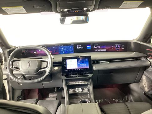 Used 2025 Lincoln Nautilus Reserve AWD/4WD image 18