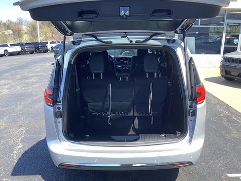 New 2026 Chrysler Pacifica Select image 5