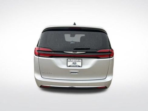 Used 2024 Chrysler Pacifica Touring-L FWD image 4