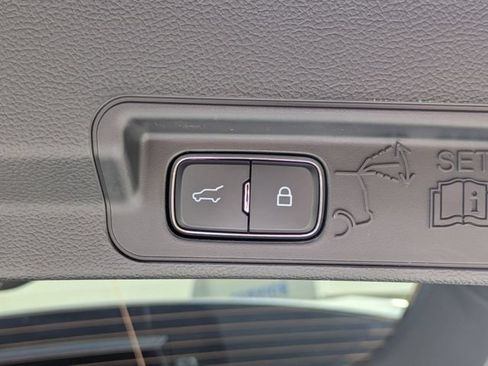 Used 2024 Ford Explorer XLT AWD/4WD image 33