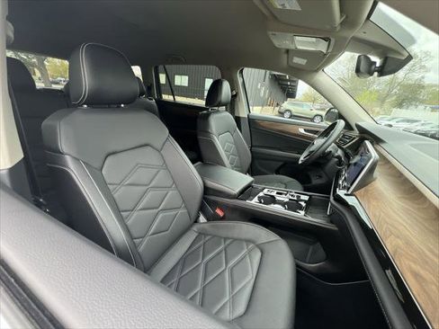 Used 2025 Volkswagen Atlas SE AWD/4WD image 24