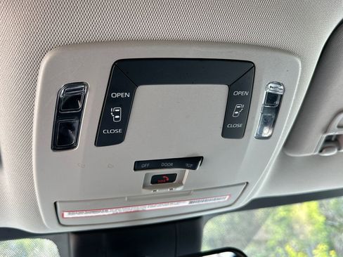 Used 2023 Toyota Sienna LE FWD image 31