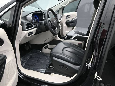 Used 2024 Chrysler Pacifica Touring-L FWD image 12