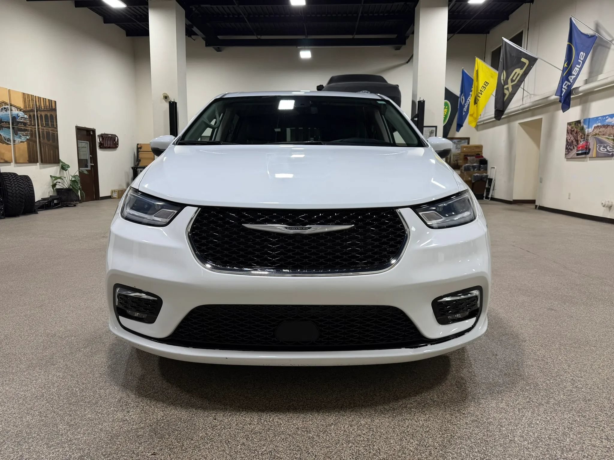 Used 2023 Chrysler Pacifica Touring-L FWD image 2