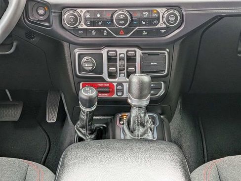 Used 2025 Jeep Wrangler Unlimited Rubicon w/ Convenience Group AWD/4WD image 19
